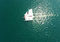 foto aerea nadir barca a vela